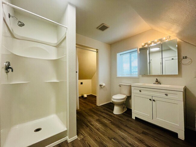 Building Photo - Newly Remodeled Apartment in the Center of...