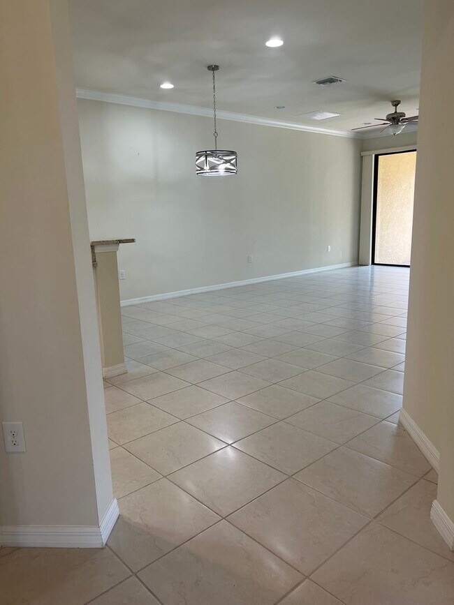 Building Photo - 2 bedroom, 2 bathroom attached villa home in Islandwalk!