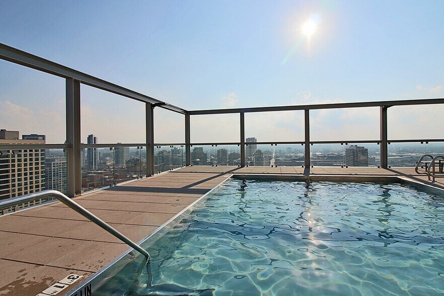 Building Photo - 804 N La Salle Dr