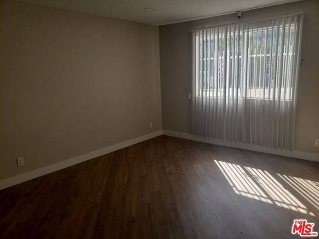 Building Photo - 310 S Kenmore Ave