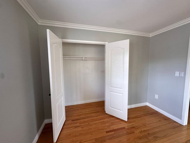 Building Photo - Beautiful 3BR/2BA Home with Large Backyard...