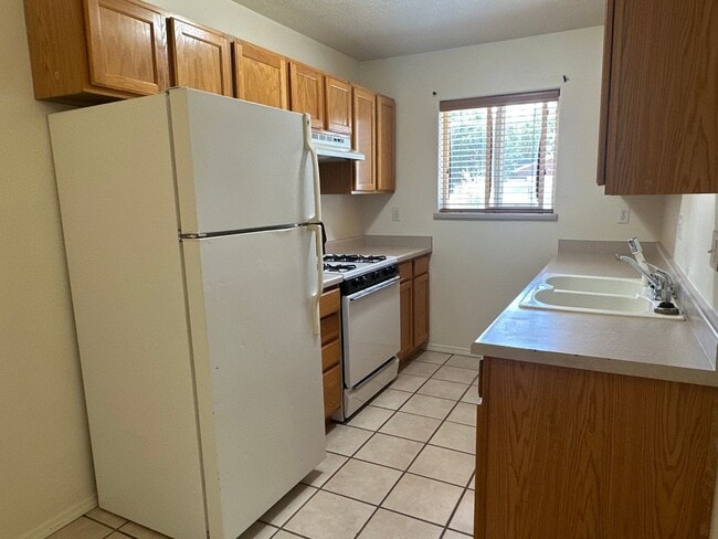 Building Photo - 2 bedroom 2 bathroom duplex available for ...