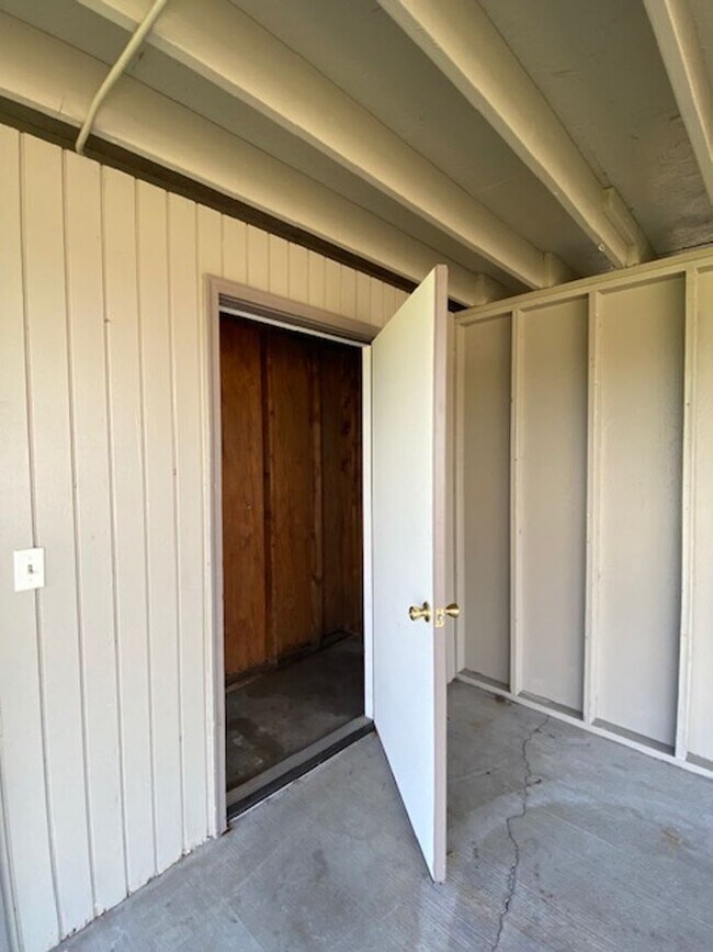 Building Photo - 1343