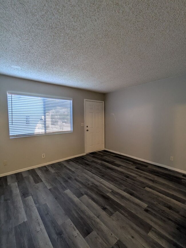 Building Photo - REMODELED 2 BEDROOM FOURPLEX UNIT