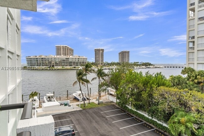 Building Photo - 1600 S Bayshore Ln