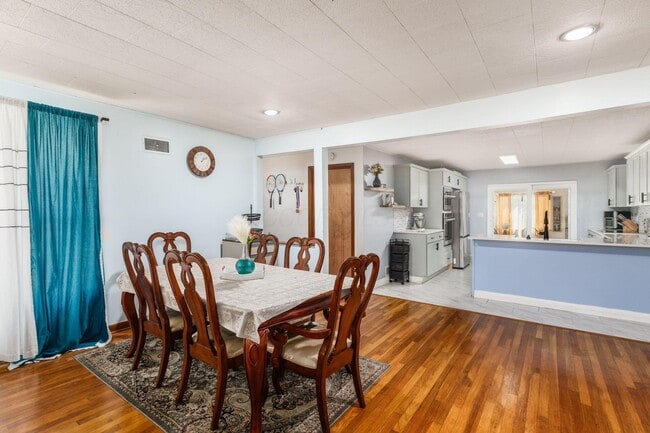 Building Photo - 711 Country Club Rd