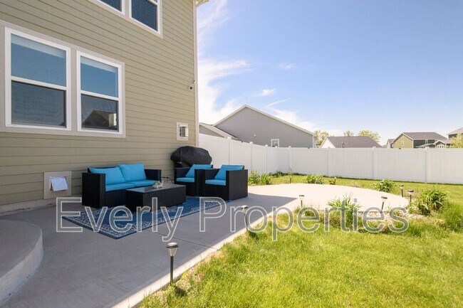 Building Photo - W242N5663 Simona Dr