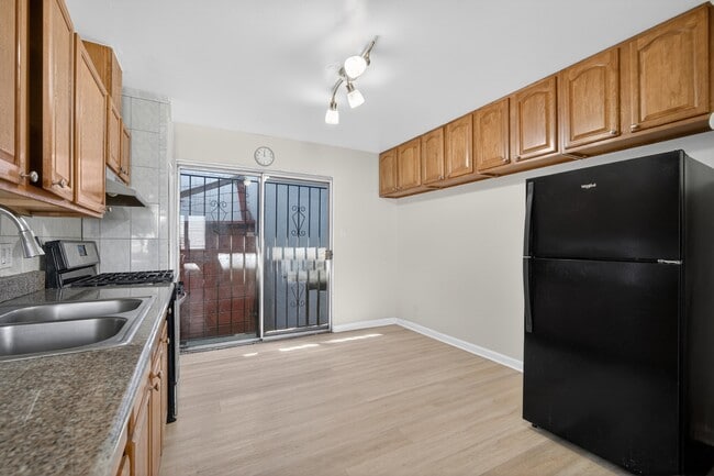 Building Photo - 2046 Rutherford St