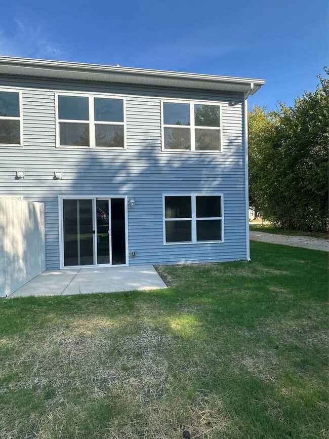 Building Photo - Twin Lakes Duplex