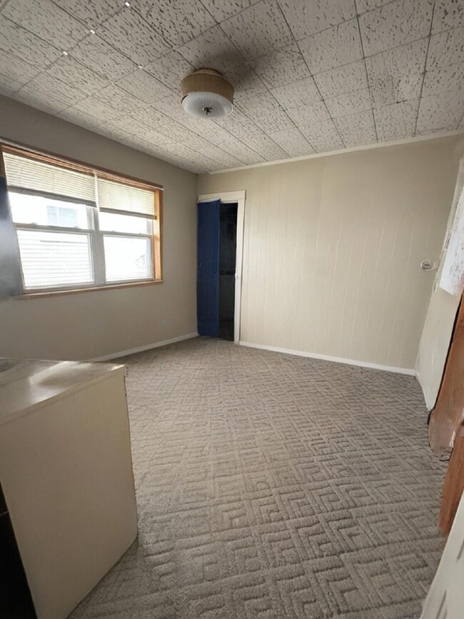 Building Photo - 3 Bed 1 Bath near UWEC! Available June 1st!