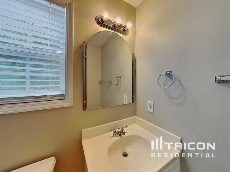 Building Photo - 9260 Carnes Estates Dr