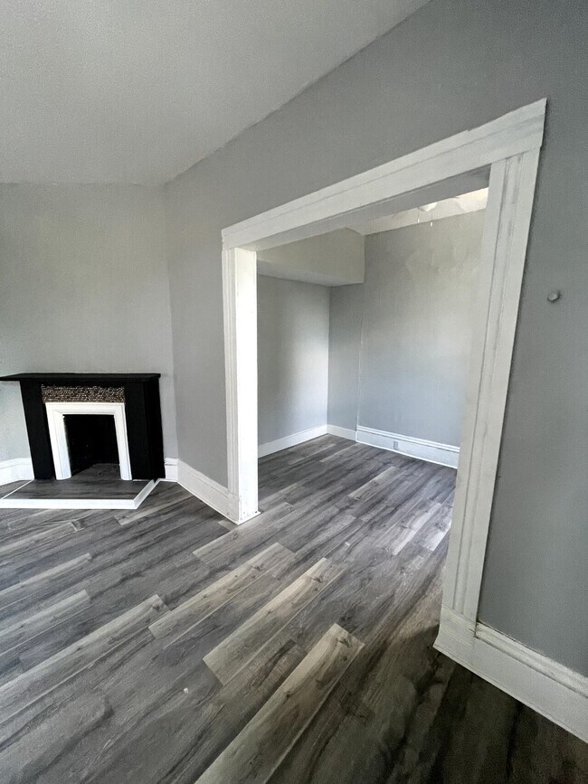 Building Photo - 419 W Howard