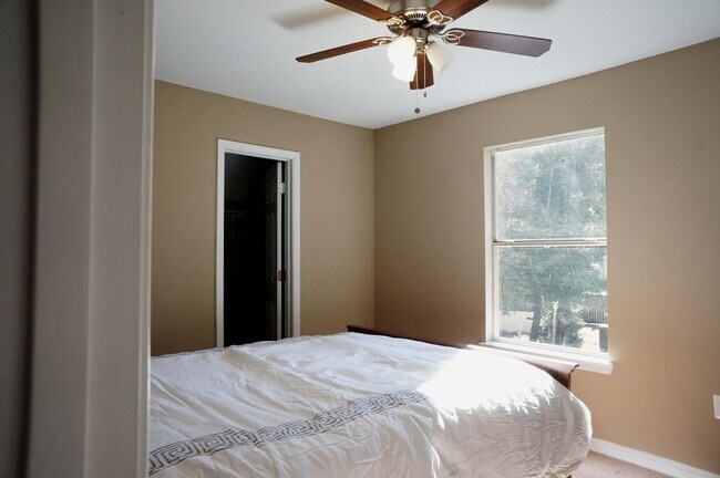 Building Photo - 4 Bedroom in Bluewater Bay (Professional Pictures Coming Soon!)