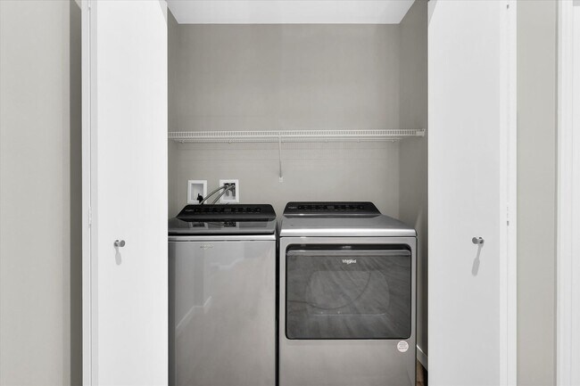 Building Photo - Live in Luxury! Stunning 1-Bedroom Apartment in Downtown Champaign