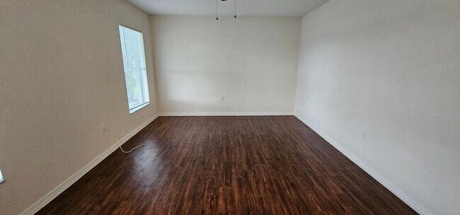 Building Photo - 1530 SW 19th Ave