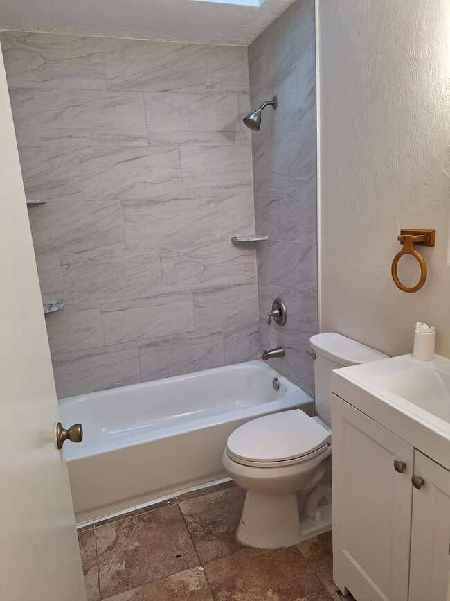 Building Photo - 2BR 2BA 1 CAR GARAGE DUPLEX