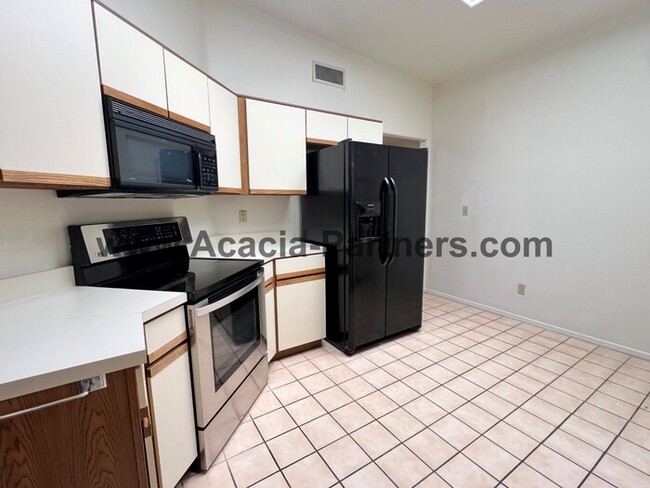 Building Photo - 2 bed PLUS a Den-Quiet Townhouse Community