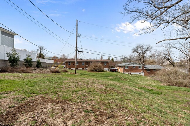 Building Photo - Stunning Brick Duplex with private partially finished basement in Kirkwood