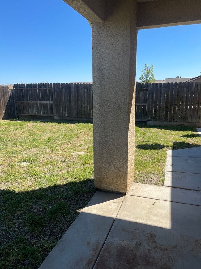 Building Photo - MOVE-IN READY – THIS ONE WILL GO FAST!