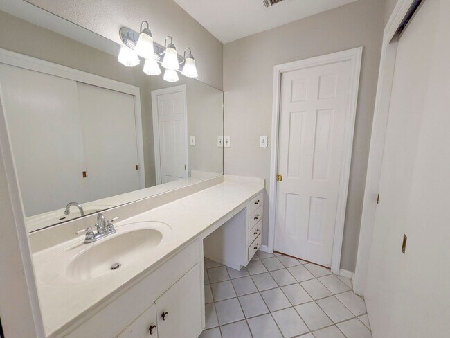 Building Photo - 6510 Daisy Dr