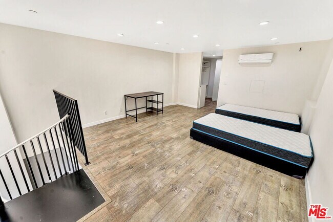 Building Photo - 10982 Roebling Ave