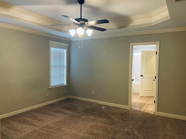 Building Photo - Beautiful 3 Bedroom Home with Screened Porch, Fenced Backyard & Open Floor Plan in Hahira