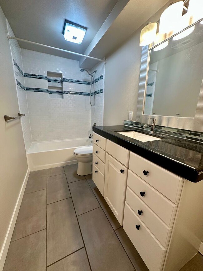 Building Photo - Beautifully Updated 5-Bedroom Home Near Ut...