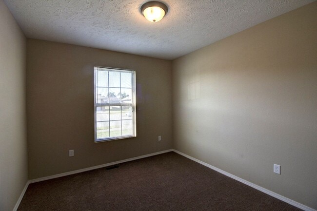 Building Photo - 3 Bedroom in Ozark!