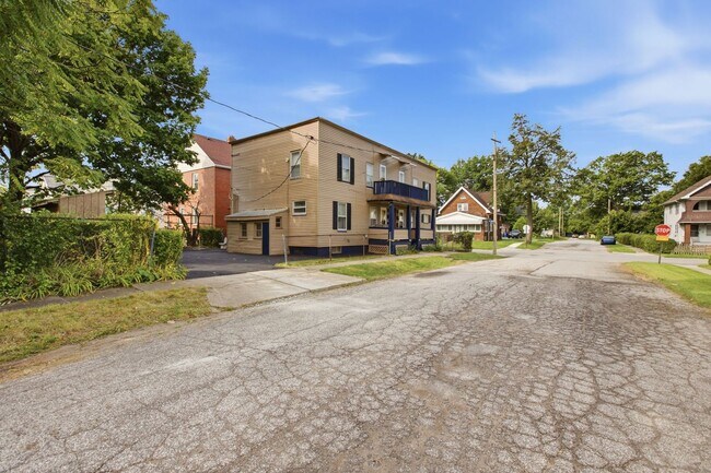 Building Photo - 689 Midland Ave
