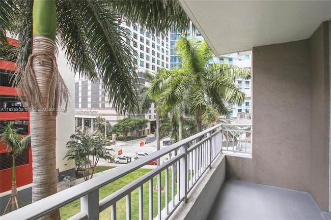 Building Photo - 1111 Brickell Bay Dr