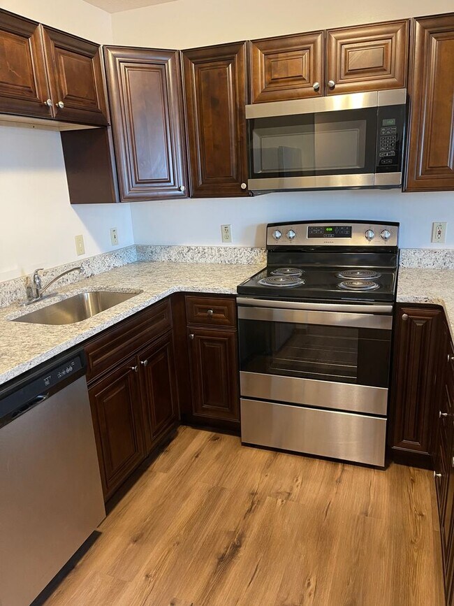 Building Photo - Spacious Duplex Close to Schools, UNL, Hay...
