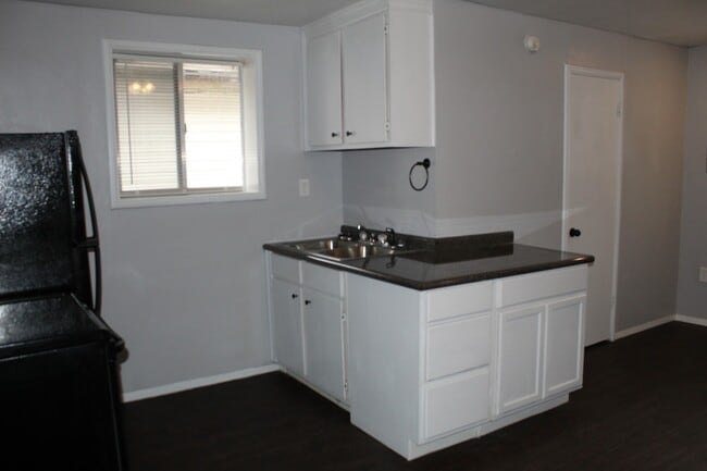 Building Photo - STUDIO GARAGE APARTMENT, ALL BILLS PAID
