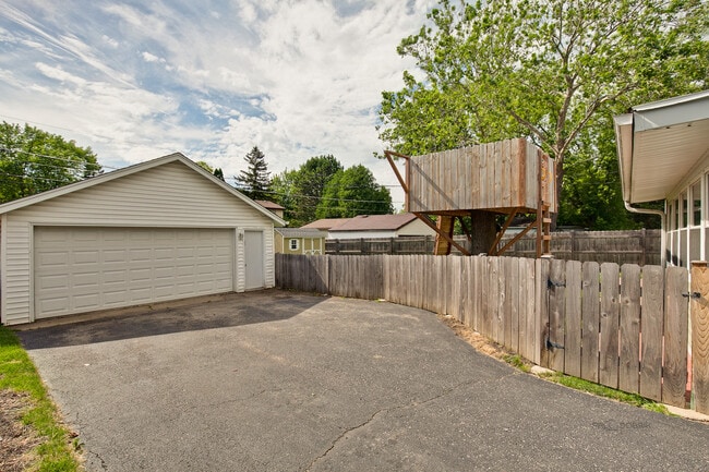 Building Photo - 648 N Greenview Ave