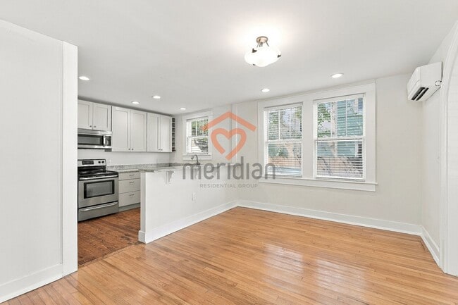 Building Photo - 135 1/2 Wentworth Street