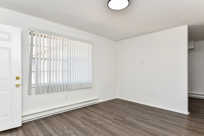 Building Photo - 405 Lily St