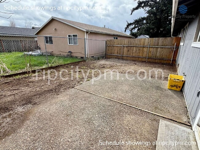 Building Photo - 11837 SE Gladstone St