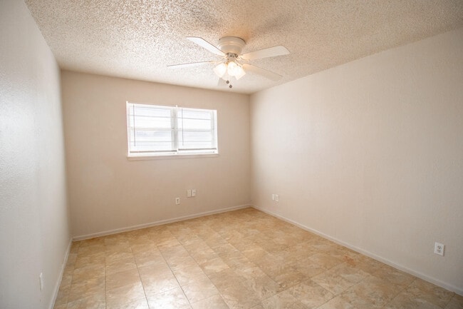 Building Photo - 1212 N Quaker Ave