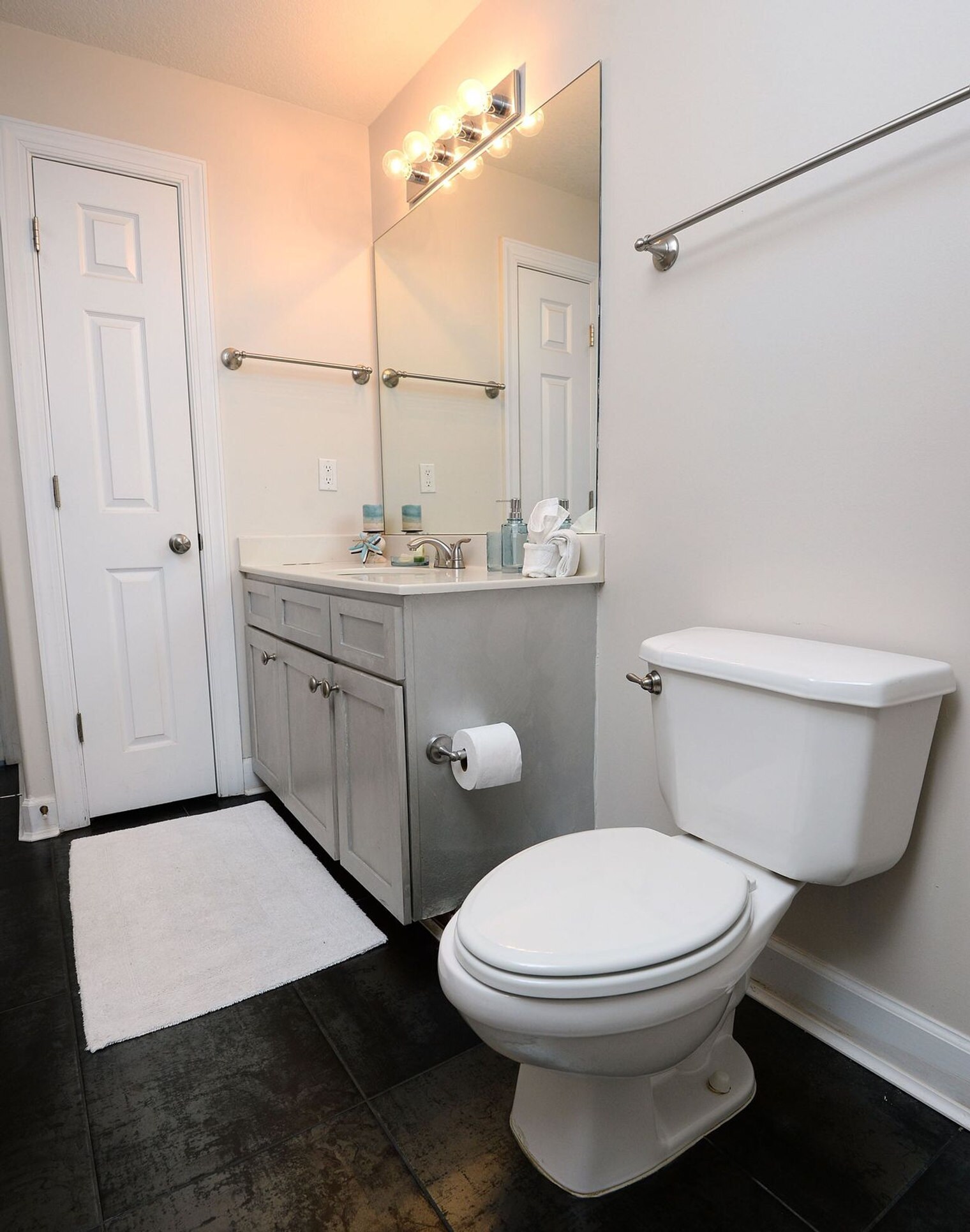 Building Photo - 17545 Front Beach Rd