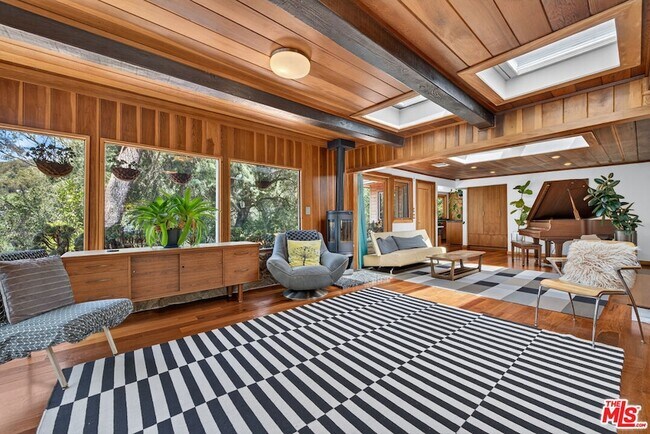 Building Photo - 1738 Topanga Skyline Dr