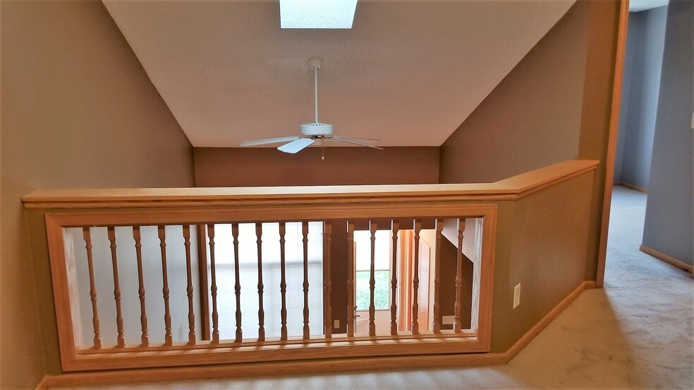 Building Photo - 725 Evergreen Cir