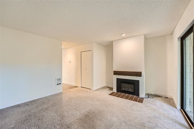Building Photo - Live on the Lakeview Drive next to Lake Ballinger!