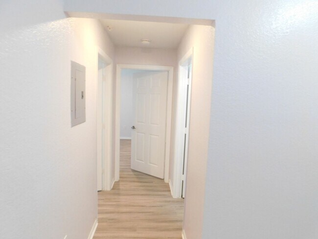Building Photo - Renovated Ground Floor 2 Bed 2 Bath Condo....