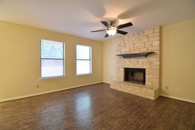 Building Photo - Hart Ln 6489