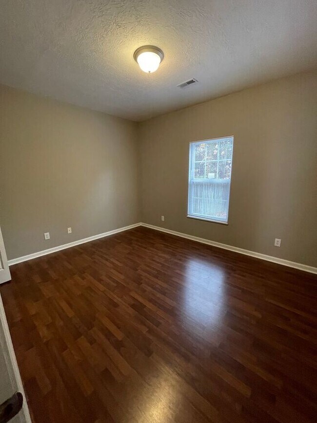 Building Photo - 2 bed, 2 bath, 2 car garage ranch style home in N. Knoxville