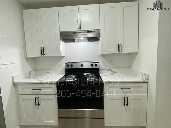 Building Photo - Bottom floor Condo with W&D hookups in Federal Way, Utilities Included!