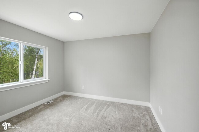 Building Photo - Charming & Updated 4BD/2.5BA!
