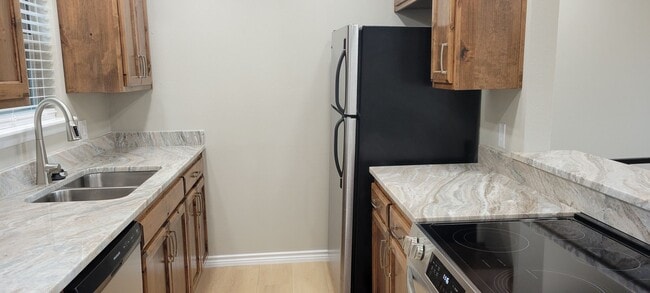 Building Photo - GREAT COLONIAL PARK CONDO