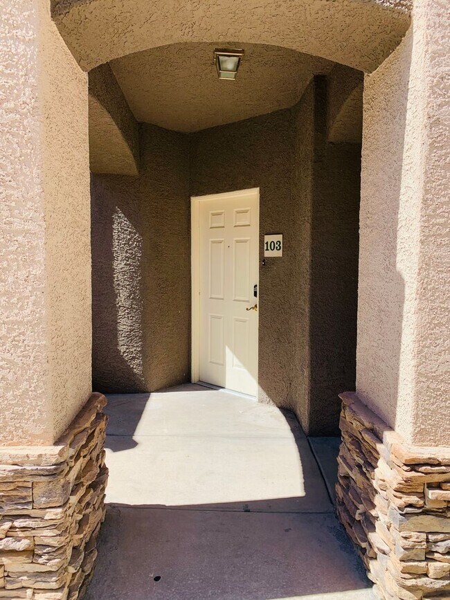 Building Photo - 3 bed, 2 bath, 2 car garage townhouse for ...