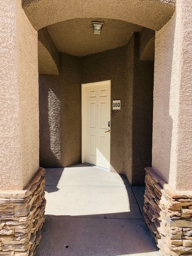 Building Photo - 3 bed, 2 bath, 2 car garage townhouse for rent