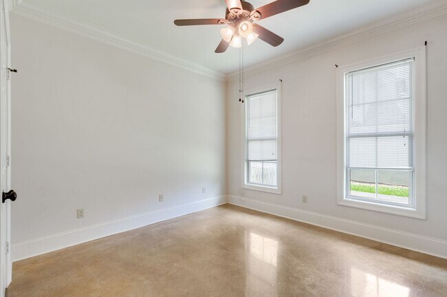 Building Photo - FOR RENT in LAFAYETTE!